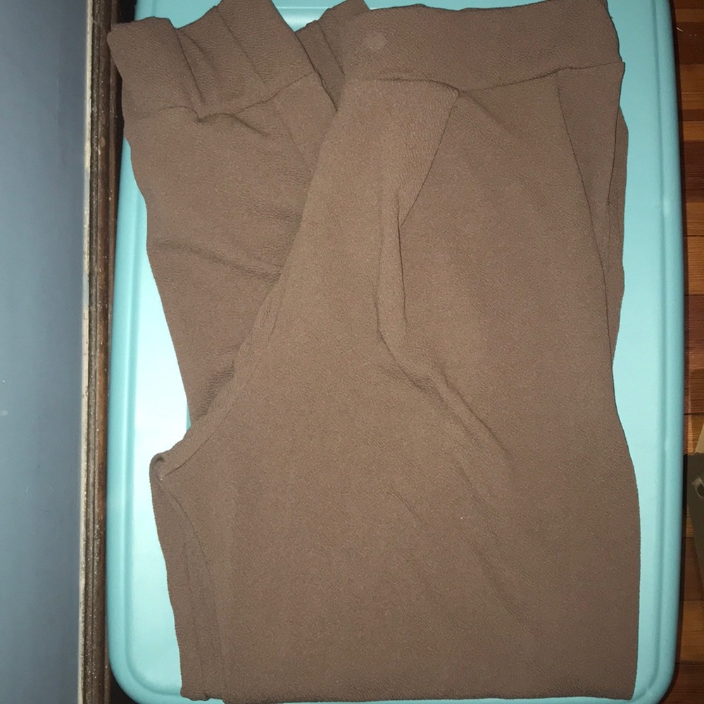 NWOT: Boohoo brown pleated pants 🧚‍♀️